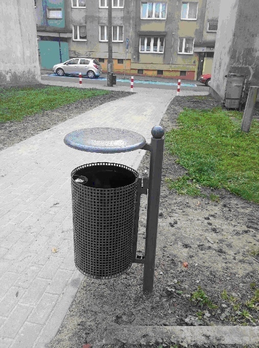Zdjęcie ukazuje wymieniony kosz na śmieci