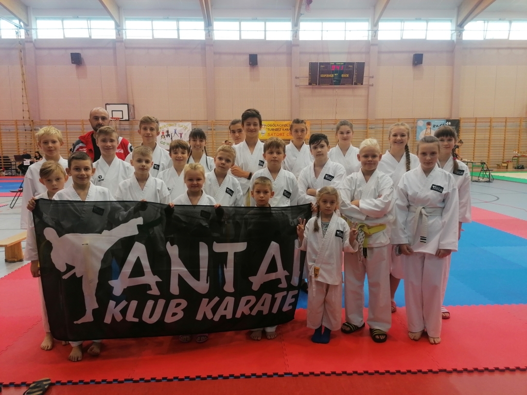 Zdjęcie ukazuje zawodników Klubu Karate Antai