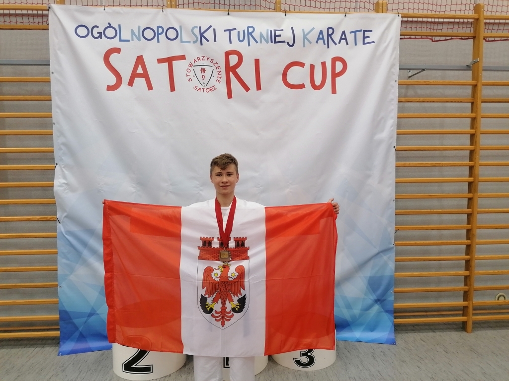 Zdjęcie ukazuje zawodnika klubu Antai z flagą Miasta i Gminy Myślibórz