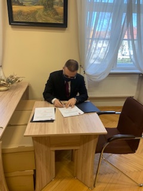 Zdjęcie przedstawia Burmistrza Myśliborza podpisującego akt nadania stopnia awansu zawodowego