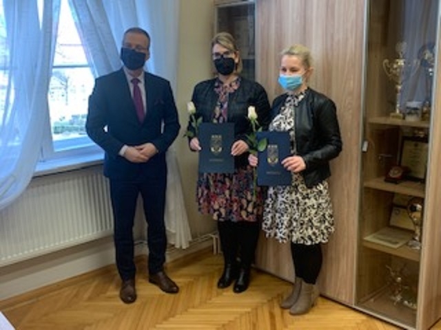 Zdjęcie przedstawia Burmistrza Myśliborza oraz dwie nauczycielki