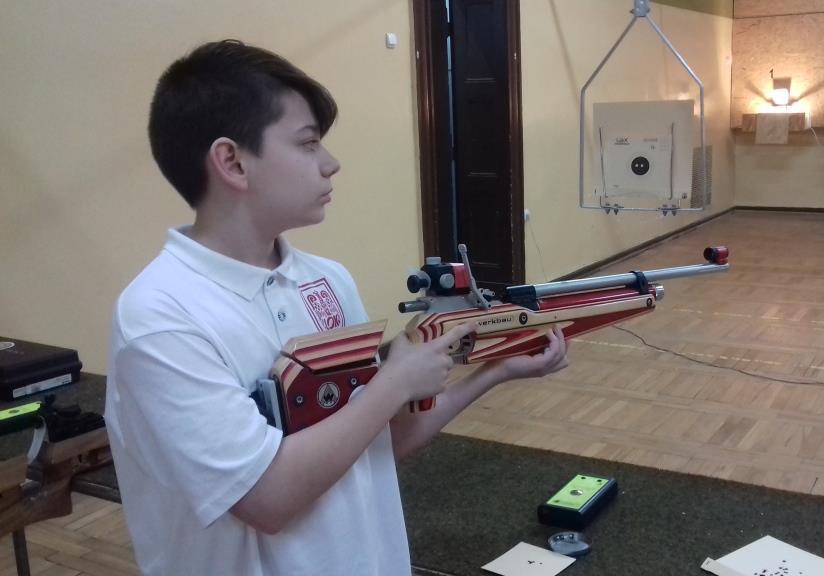 Zdjęcie przedstawia zawody młodzieży w strzelaniu z broni