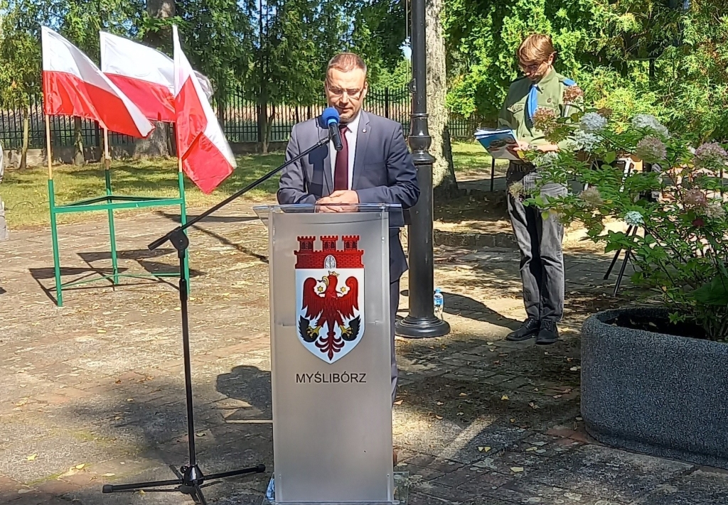 Fotografia przedstawia Burmistrza Myśliborza podczas uroczystości 82. rocznicy wybuchu II wojny światowej
