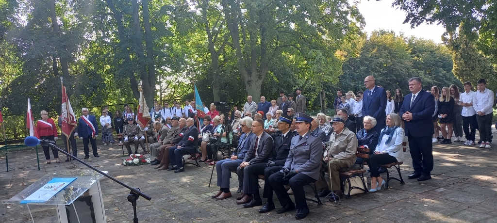 Fotografia przedstawia uczestników uroczystości 82. rocznicy wybuchu II wojny światowej