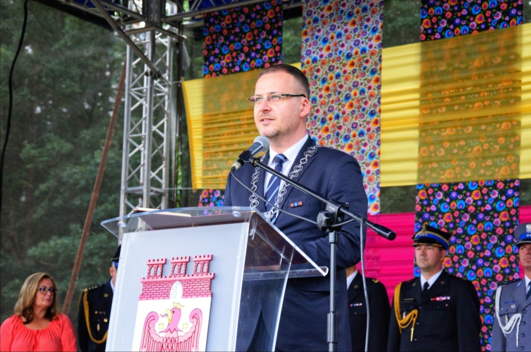 Zdjęcie przedstawia Burmistrza Piotra Sobolewskiego podczas obchodów Dnia Strażaka