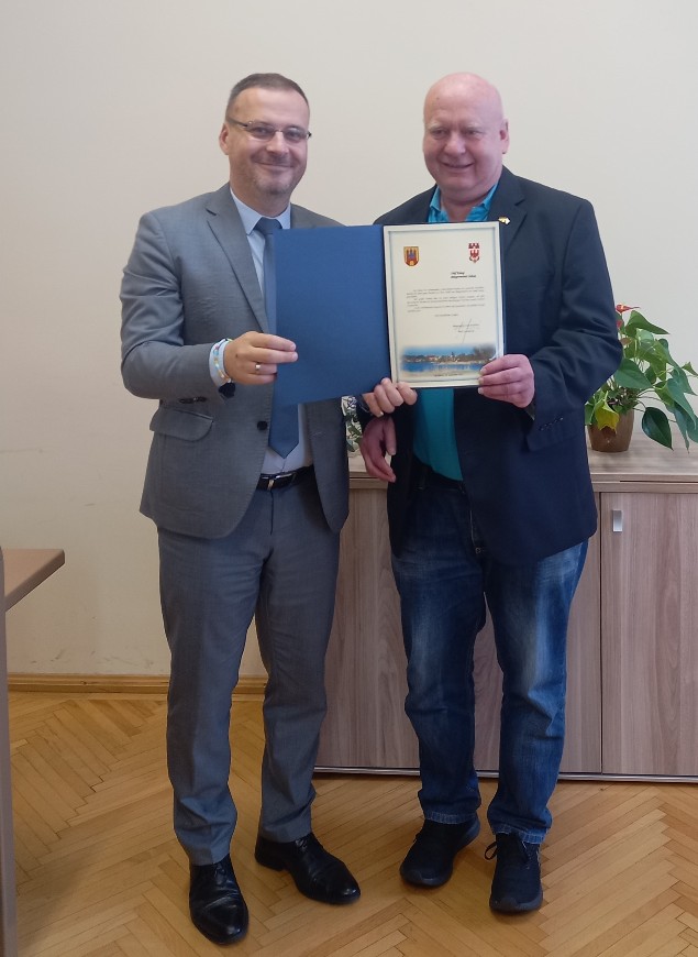 Zdjęcie przedstawia Burmistrza Piotra Sobolewskiego oraz Posła na Sejm RM Jarosława Rzepę otwierających zawody 