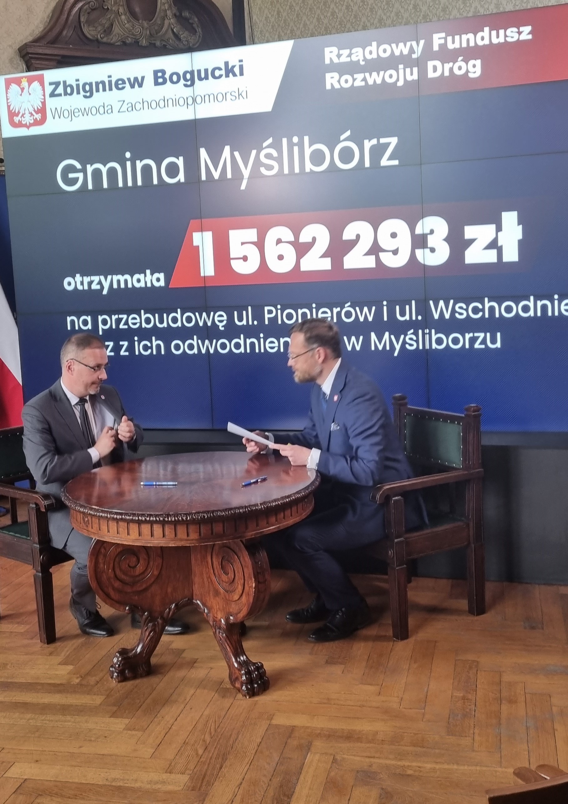 Umowę na dofinansowanie zadania podpisują Burmistrz P. Sobolewski i Wojewoda Z. Bogucki 