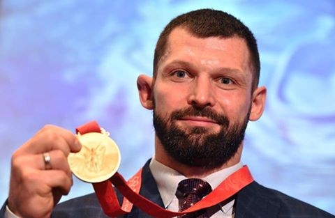 Szymon Kołecki odbiera złoty medal