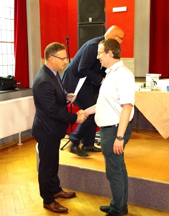 Nikolai Aliavdin otrzymuje z rąk patrona Memoriału, Burmistrza Myśliborza, Piotra Sobolewskiego główną nagrodę za zwycięstwo w turnieju