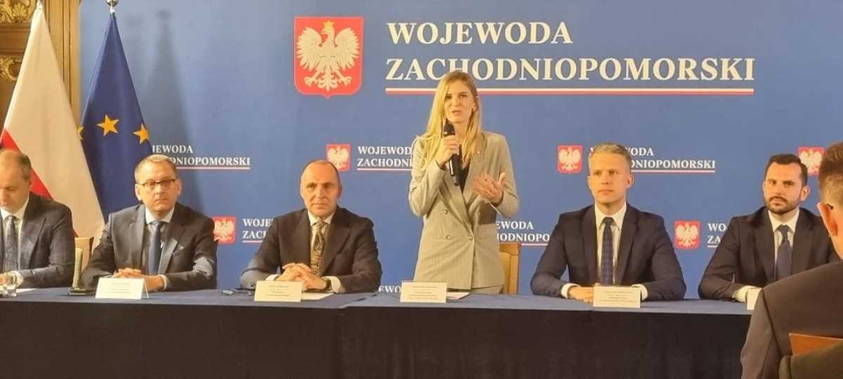 Minister Aleksandra Gajewska w towarzystwie wojewody Adama Rudawskiego i ministra Arkadiusza Marchewki