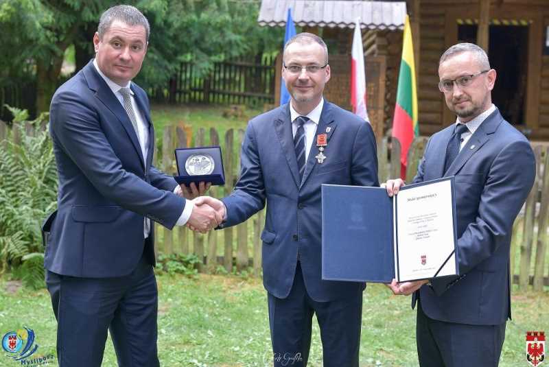 Dyrektor GDDKiA w Szczecinie Łukasz Lendner, Burmistrz Piotr Sobolewski, Wiceburmistrz Myśliborza Przemysław Klityński podczas 90 rocznicy S. Dariusa i S. Girenasa w Pszczelniku